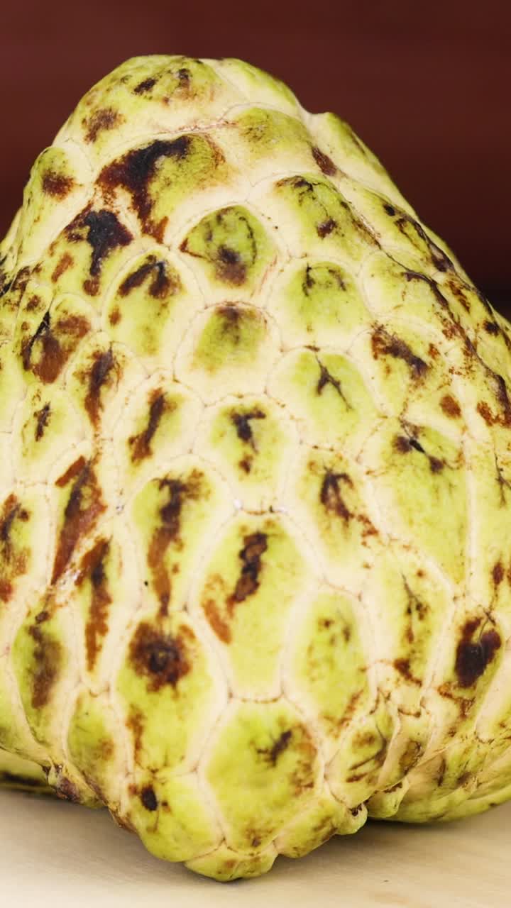 커스터드 사과 는 나무 표면 에 회전 한다