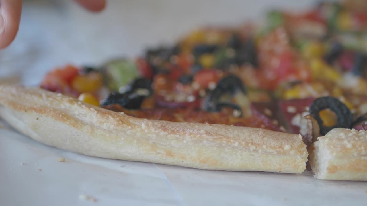 맛있는 피자를 먹고