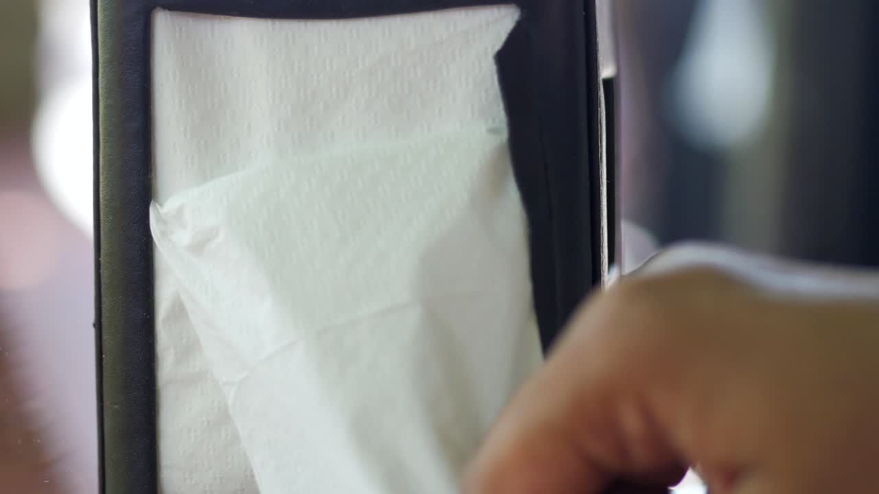 usando servilletas en un restaurante