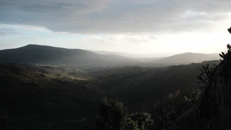 Landschaftsansicht-Vom-Schloss-Sortelha-In-Portugal-Mit-Dunklen-Wolken-Und-Sonnenstrahlen