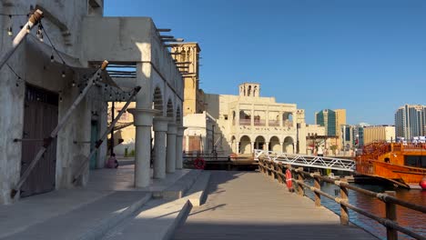 Malerischer-Blick-Auf-Das-Historische-Viertel-Al-Fahidi-Am-Dubai-Creek-Mit-Stadtgebäuden-Im-Fernen-Hintergrund-In-Dubai,-Vae