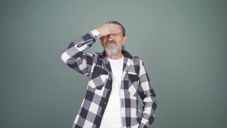 el hombre con migraña está experimentando dolor.