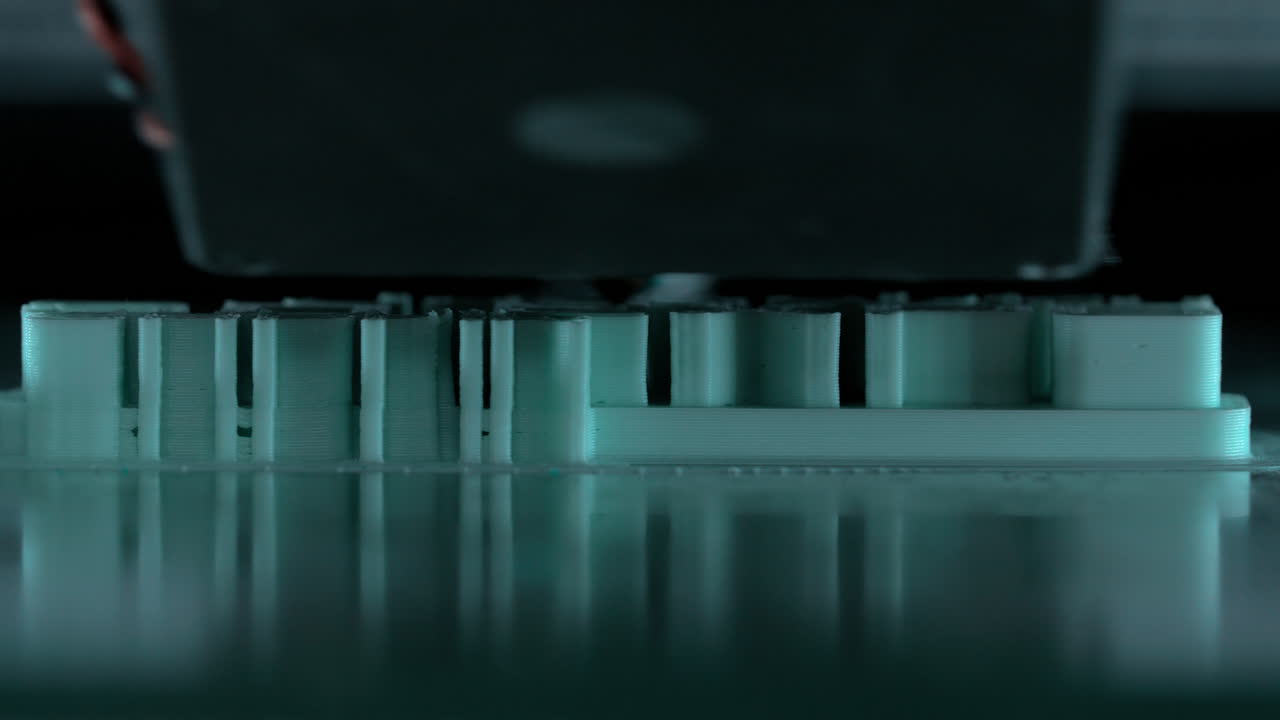 인쇄 대상에 작업하는 3d 프린터의 인쇄 머리