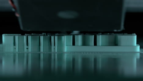 cabeza de impresión de una impresora 3d que trabaja en un objeto de impresión