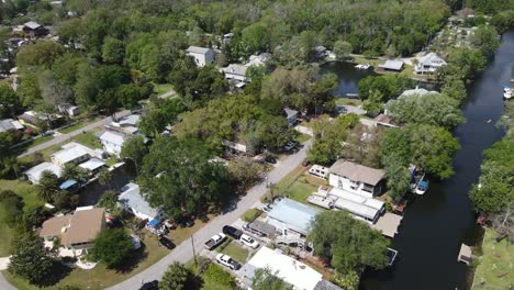 antena giratoria de una comunidad con canales que desembocan en el río weeki wachee en florida