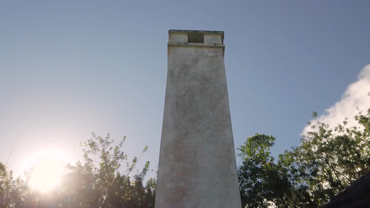 toma panorámica de una chimenea antigua en un día soleado