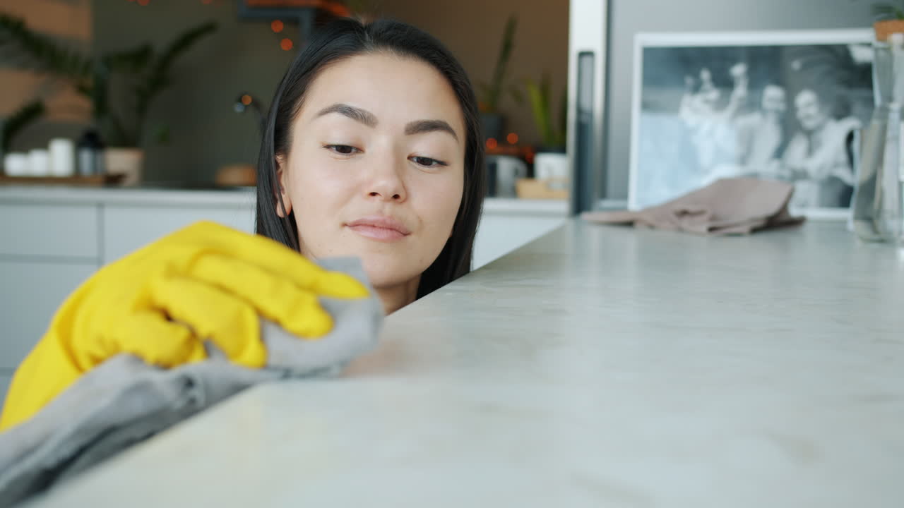 부 카운터을 청소하는 여자