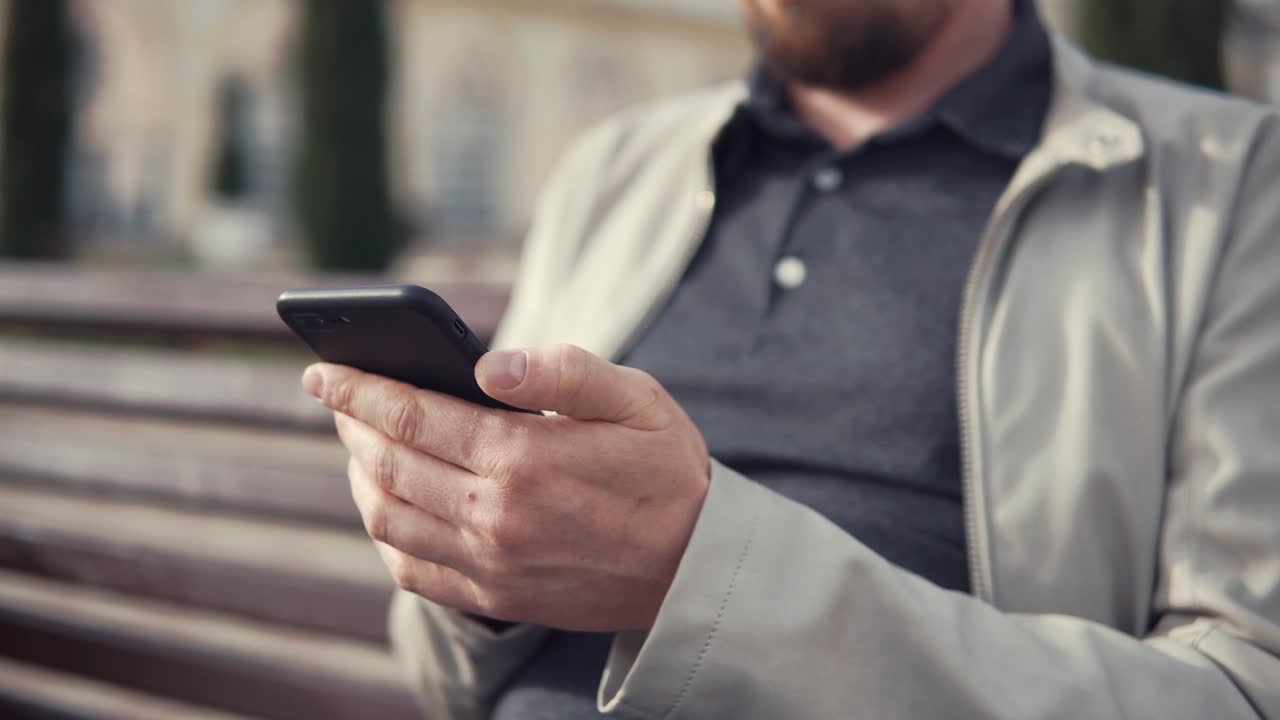hombre usando un teléfono inteligente al aire libre
