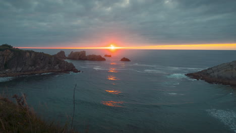 paisaje marino al atardecer en cantabria, norte de españa