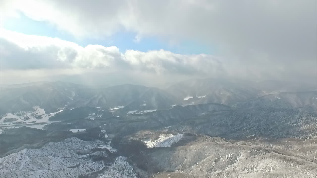 Weiße Wolken über dem Gebirgszug nahe dem Skigebiet in Phoenix Pyeongchang, Südkorea.