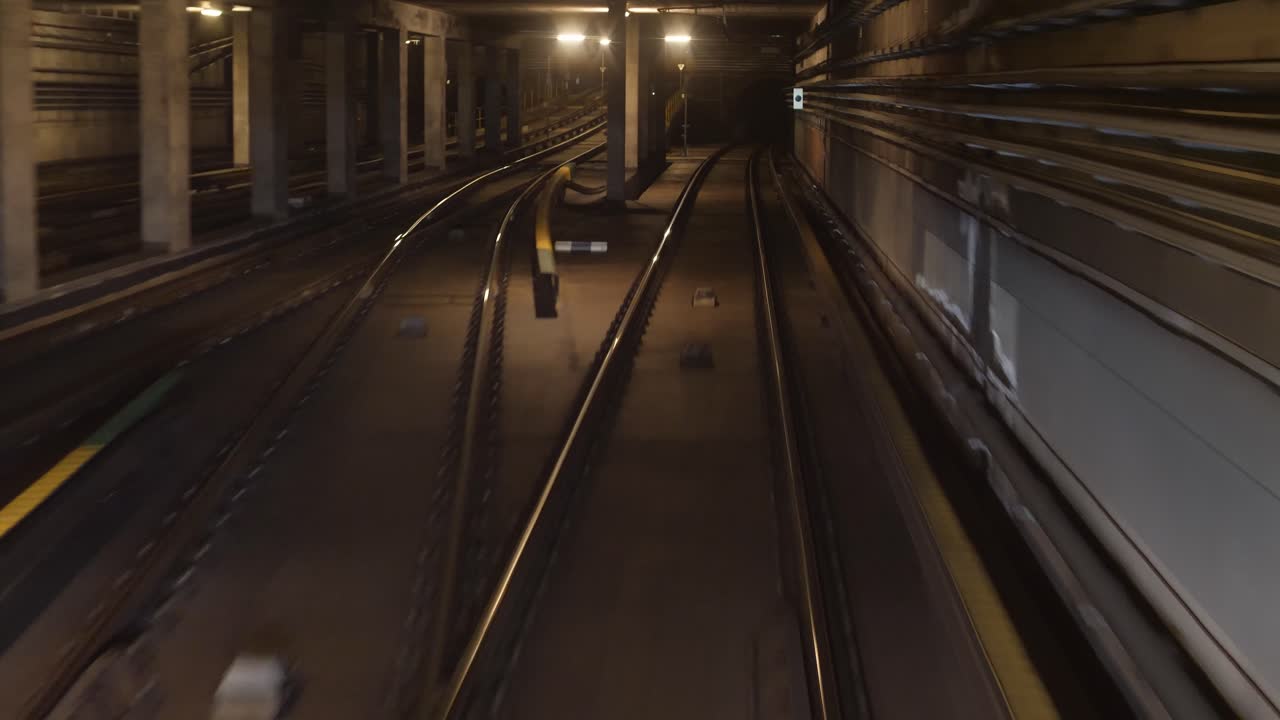 종점에 도착하는 지하철 4호선, 지하철 4호선의 철로 전망, 켈레티 켈렌폴드