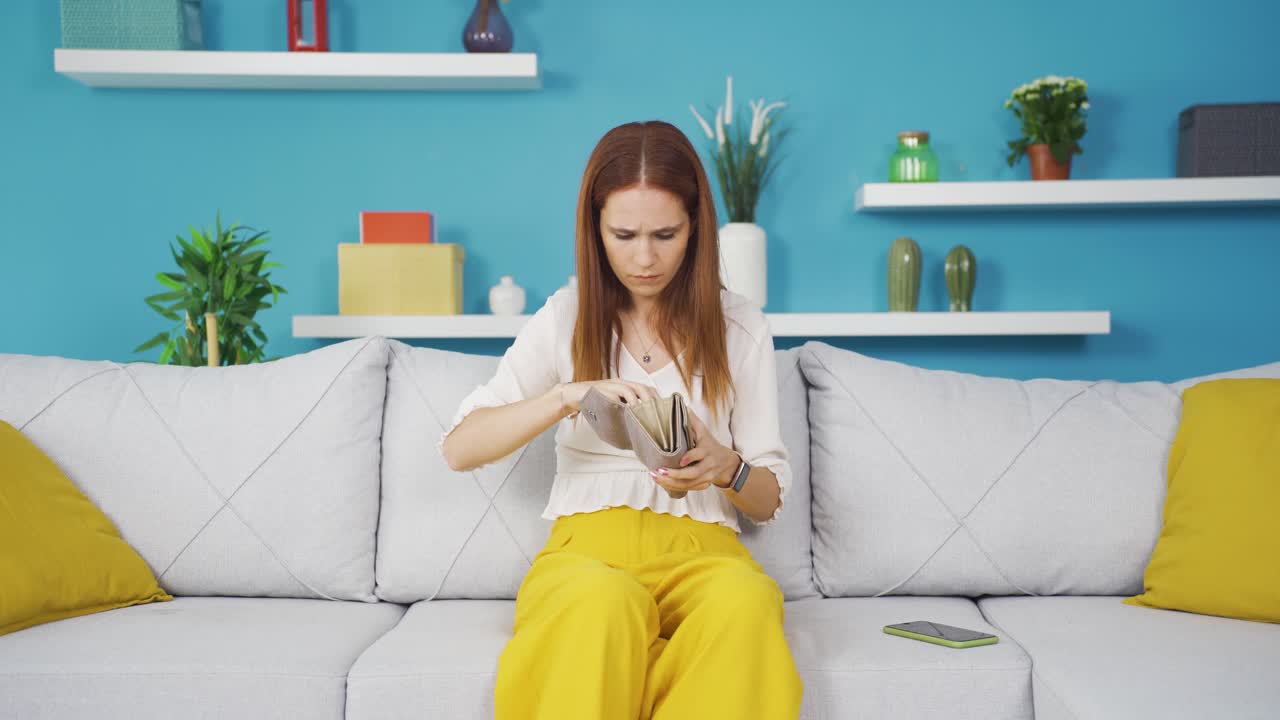 불행한 젊은 여성이 가난하게 살고 있습니다.