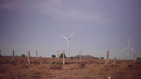 Molinos-De-Viento-Girando-En-Un-Desierto-En-Mui-Ne,-Phan-Thiet,-Vietnam