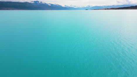 新西蘭普卡基湖 (lake pukaki) 藍色水域上空低空飛行