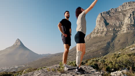 pareja con piernas protésicas caminando por las montañas