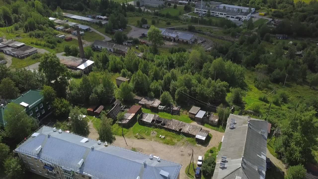 vista aérea de una zona industrial y residencial con edificios abandonados