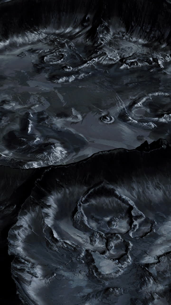 Vista detallada de un cráter lunar bajo condiciones de oscuridad.