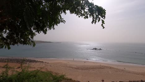 Friedliche-Natur-Bei-Sonnenaufgang-über-Dem-Tropischen-Strand-In-Dakar,-Senegal,-Afrika