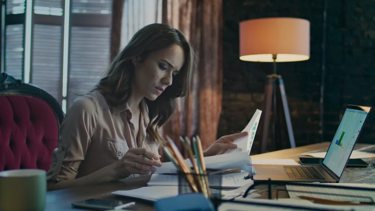 mujer de negocios trabajando en una computadora portátil. análisis de datos de negocios. investigación de negocios