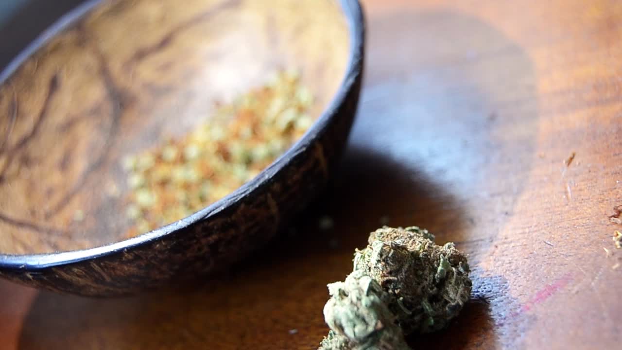 세련된 흡연 장비 콜라주 주위를 부드럽게 회전하는 카메라