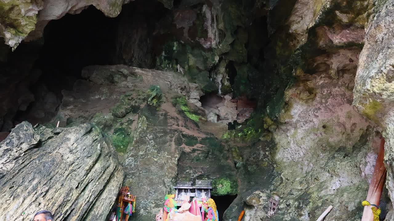 los turistas exploran un colorido santuario de la cueva