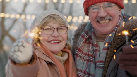 una pareja de mayores feliz celebrando el invierno.