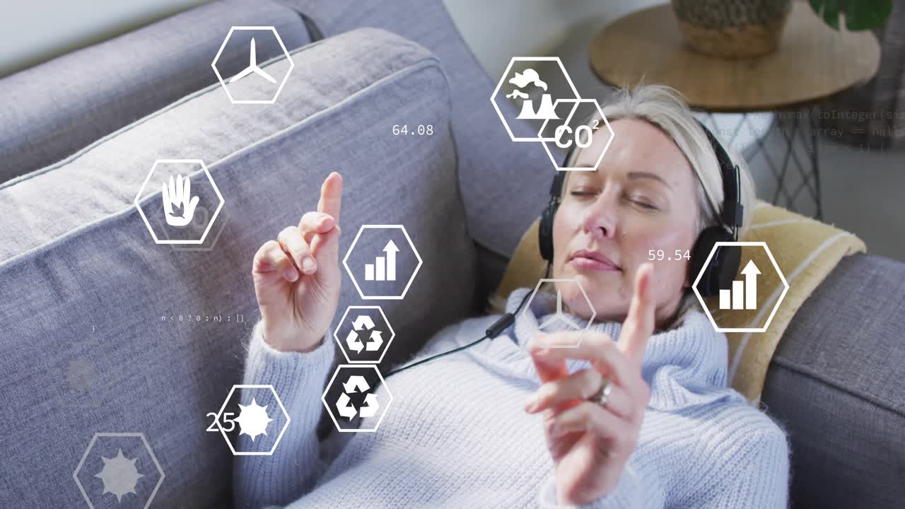 Donna reclinata che flette le dita attivando un'interfaccia tecnologica, esplorando metriche sull'energia rinnovabile.