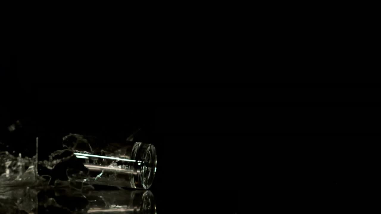 검은 바탕에 유리를 깨뜨리는 것