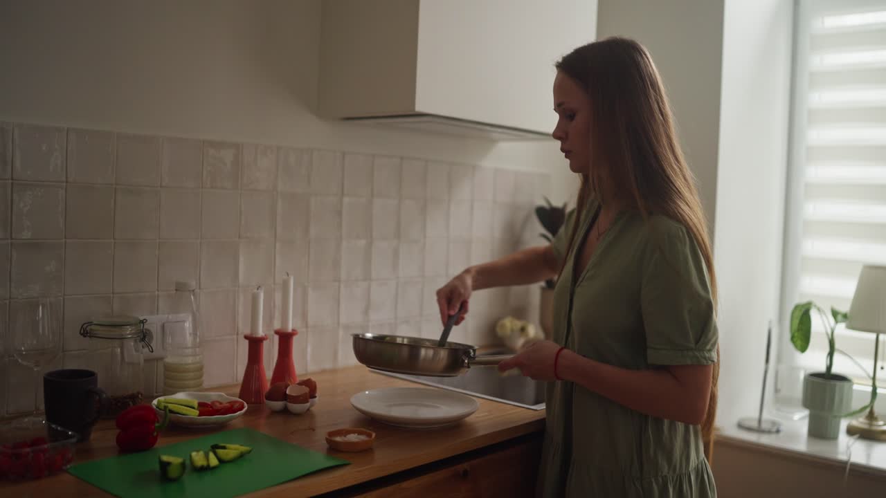 Donna che cucina la colazione