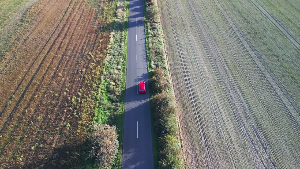 도로 위의 빨간 차가 추월당하다
