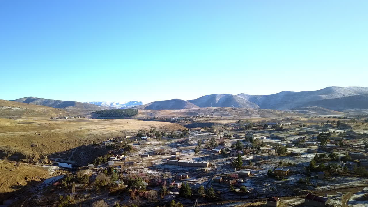 la tierra se extiende en la distancia