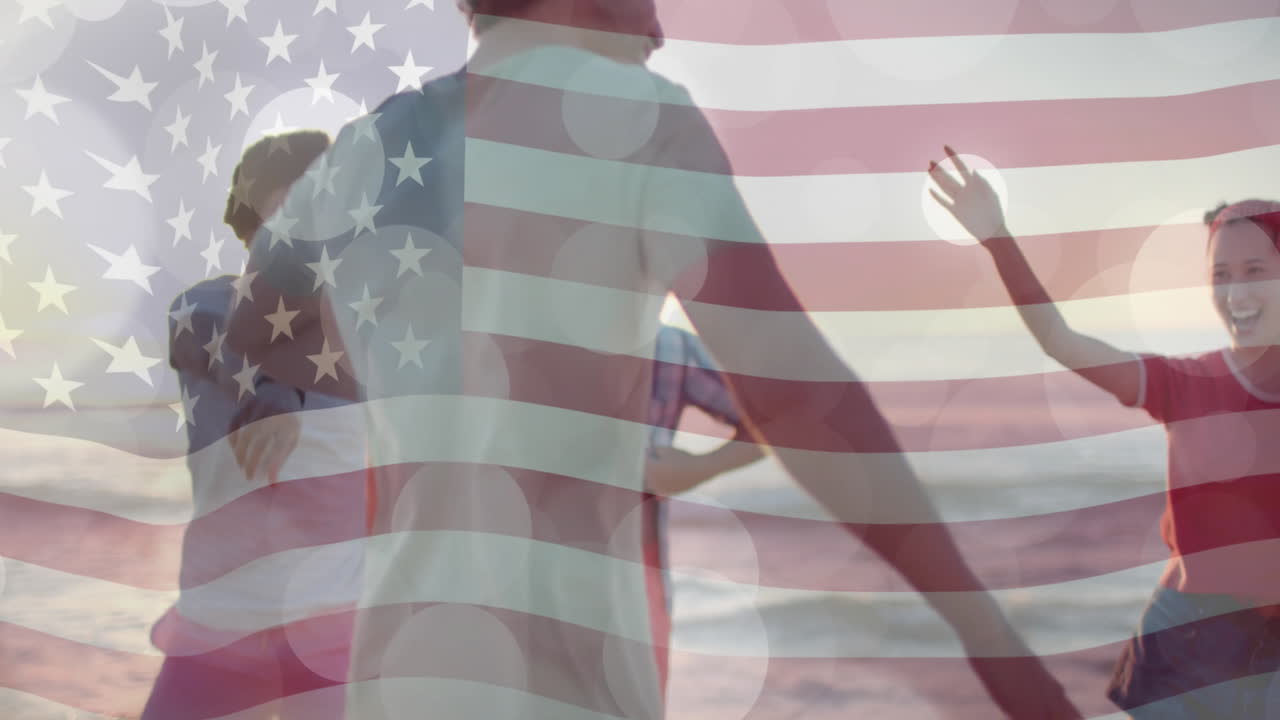 animación de la bandera de los ee.uu. sobre amigos diversos felices en la playa en verano