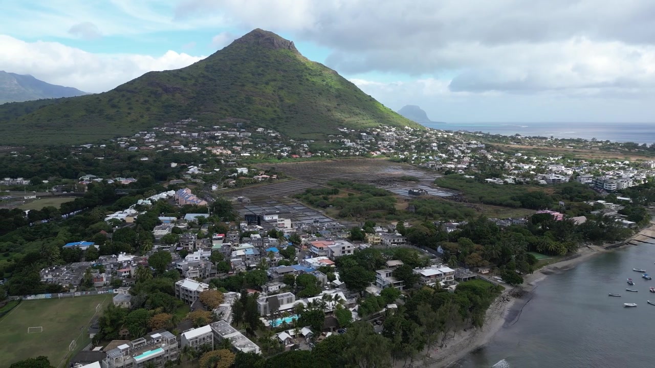 Ilmakuva dronella Tamarin Beachin yllä, joka näyttää Trois Mamelles -vuoren rehevät rinteet Mauritiuksella.