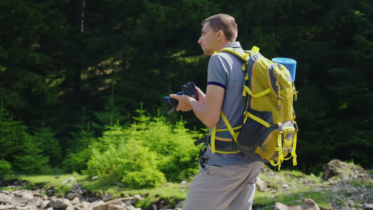 viajero toma fotos de la naturaleza