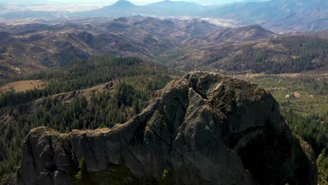 Vista-Aérea-De-Pilot-Rock-En-El-Sur-De-Oregon