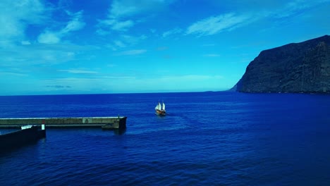 Impresionante-Disparo-Que-Revela-El-Barco-Que-Navega-Desde-El-Puerto-Deportivo-Hasta-El-Océano-Azul-Abierto,-Tenerife,-España