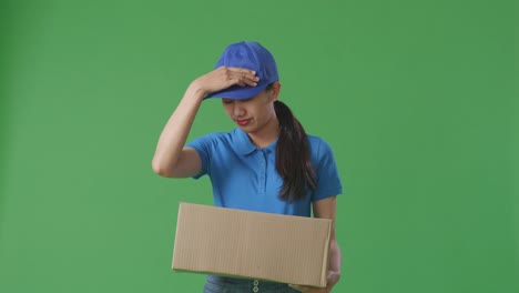 persona de entrega con un paquete problemático