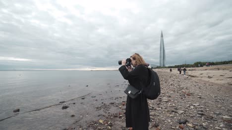 mujer fotógrafa en una playa