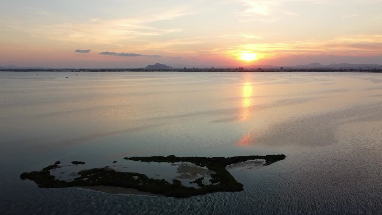 바다 위로 떠오르는 태양의 조감도