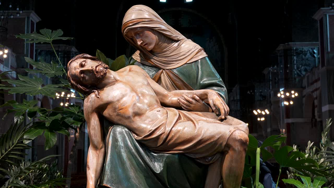 Londra'daki Westminster Katedrali'nin içinde Meryem'in İsa'nın bedenini tuttuğunu gösteren Pieta heykeli. Dini heykel ve kilise iç aydınlatmasıyla iç mekan çekimi