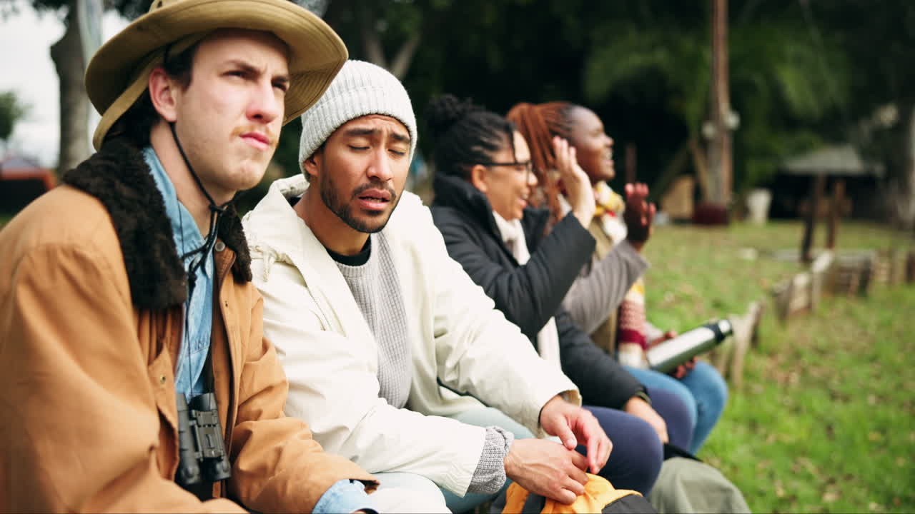 캠핑, 대화, 자연 속의 친구들