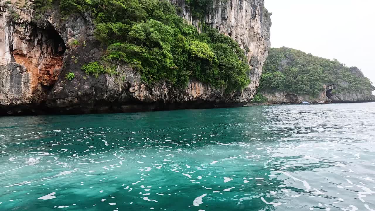 Viaggio in barca tra le mozzafiato scogliere costiere di Krabi