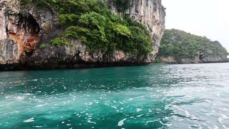 viaje en barco mostrando los impresionantes acantilados costeros de krabi