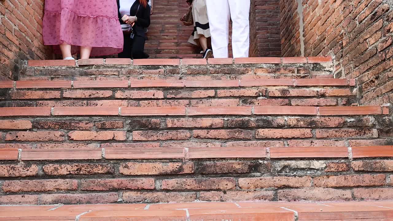 아유타야 파고다 의 벽돌 계단 을 올라가는 사람 들