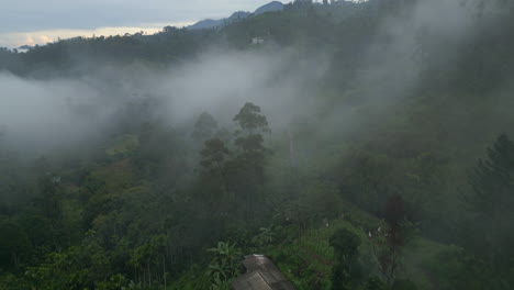 Establecimiento-De-Una-Toma-Aérea-Con-Drones-Del-Paisaje-De-Ella-Hills-En-Una-Mañana-Brumosa-En-Sri-Lanka