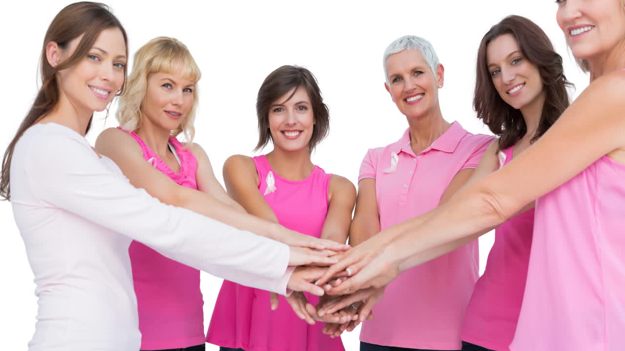 grupo diverso de mujeres sonrientes que se dan la mano