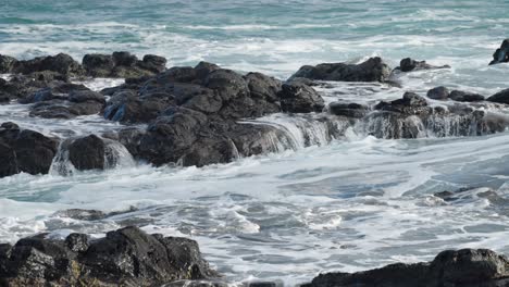 hermosas olas del océano en cámara lenta chocando y rompiendo en la orilla del mar en hawaii