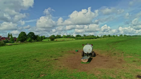 Wassertank-Auf-Einer-Milchfarm-Mit-Einer-In-Der-Ferne-Grasenden-Kuhherde