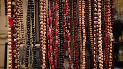varios collares de diferentes colores en el mercado de pulgas de anjuna en rajasthan, india.