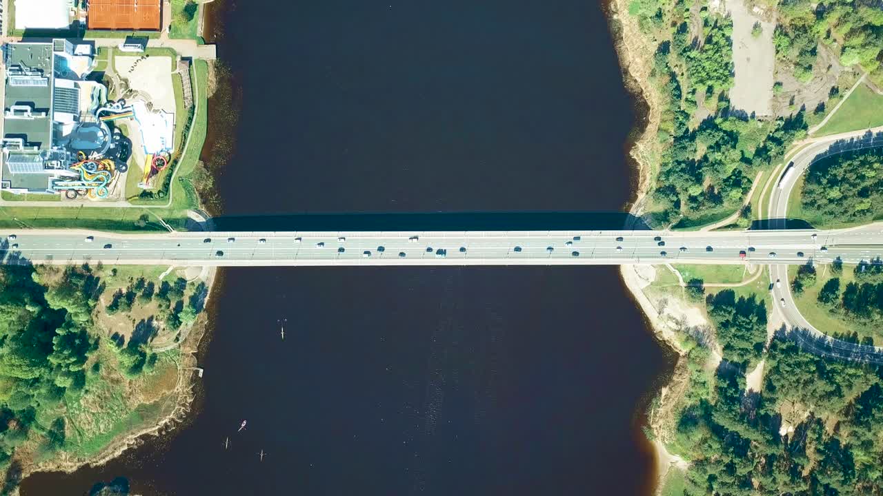 많은 자동차가 운전하는 다리 위에서 촬영된 공중 상공 시간 지연